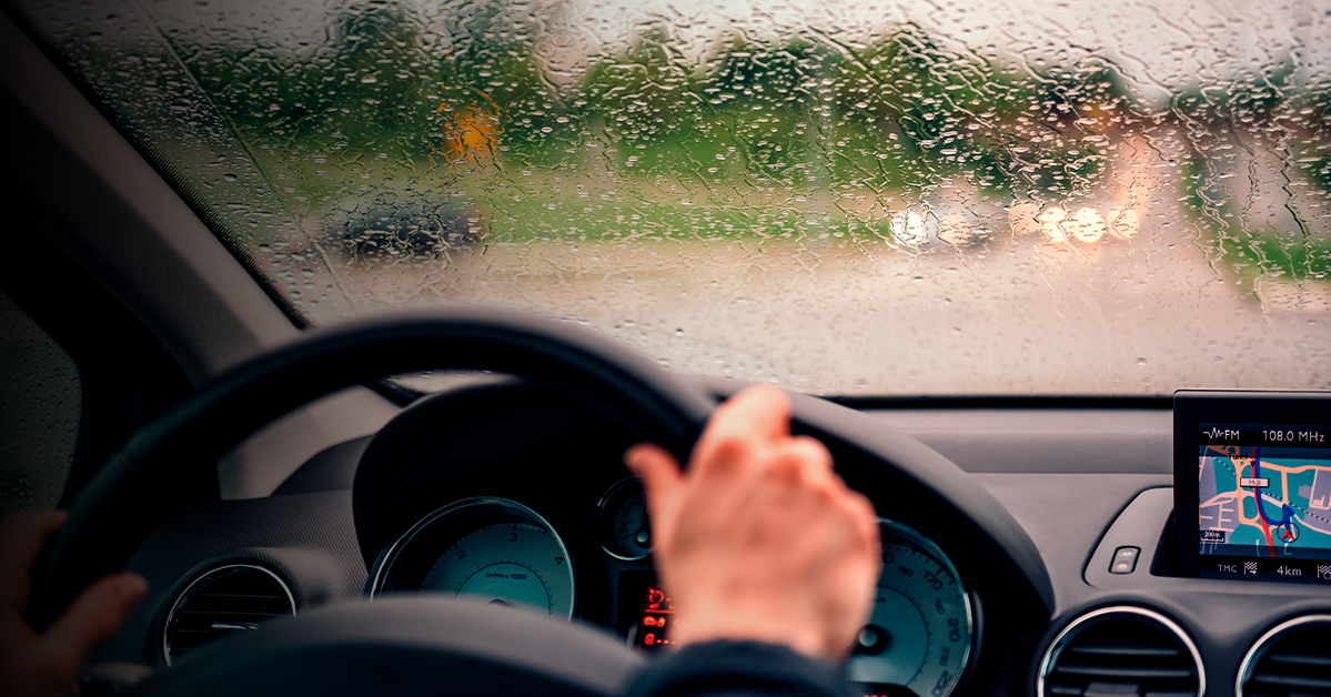 Domina la lluvia: Consejos para conducir seguro